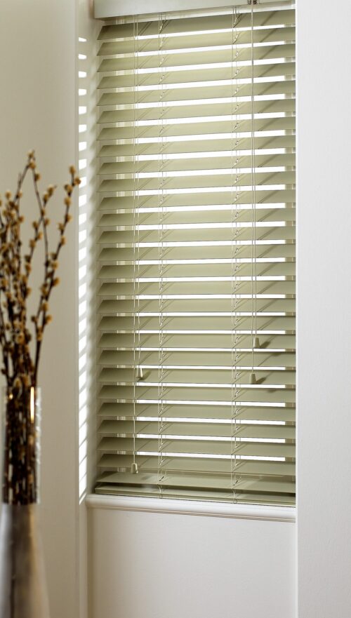 Apple 50mm wooden blind with strings